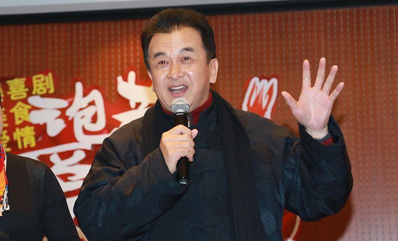 相信很多人都看过他表演的小品,黄宏1960年出生于黑龙江省,在他13岁时