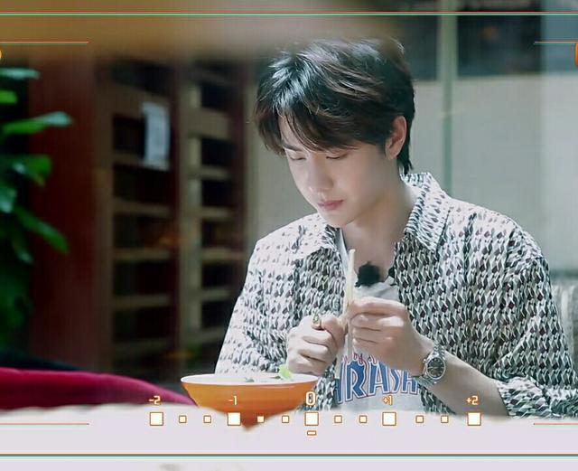 王一博吃饭不经意露出的小习惯 很多人都是一样的 又get到同款了