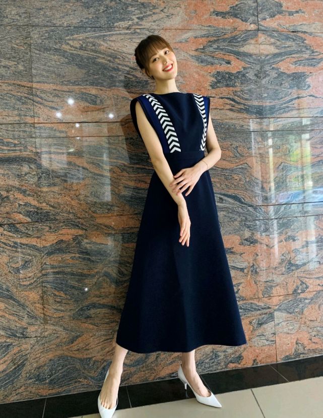 王冠风采依旧,穿黄绿色上衣配米白色a字半身裙,清新显瘦