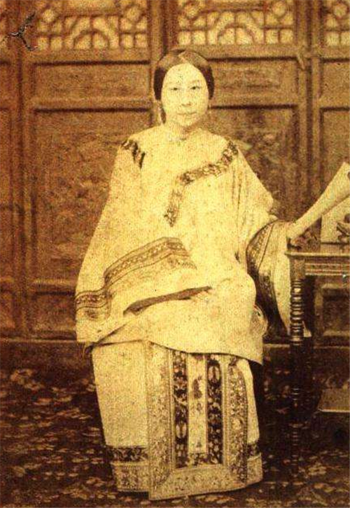 李菊藕出生于1866年,当时李鸿章已经43岁,中年得女,自然是宠得如珠似