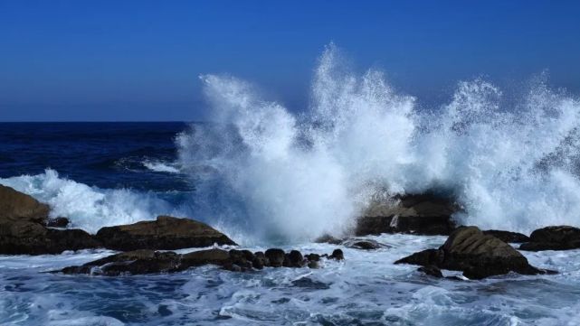 近岸浪是由外海的风浪或涌浪传到海岸附近,受地形作用而改变波动性质