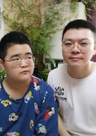 乡村爱情马忠瘦了儿子谢腾飞肚腩比他明显多了