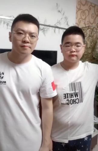 乡村爱情马忠瘦了儿子谢腾飞肚腩比他明显多了