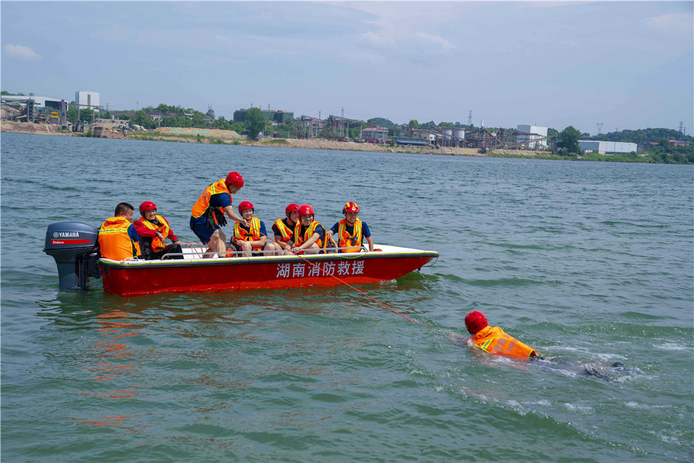 衡阳消防开展抗洪抢险突击演练,60多名消防员水上集结