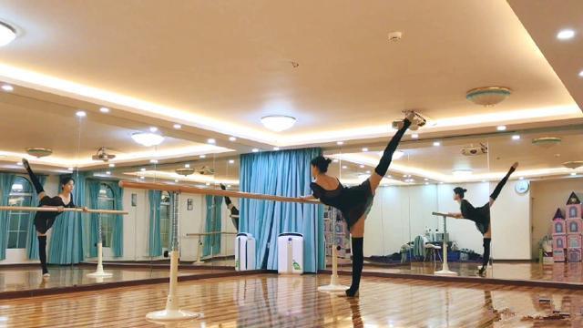 之前张梓琳晒了一张自己在舞蹈室拉伸压腿的侧影,看这个角度,张梓琳