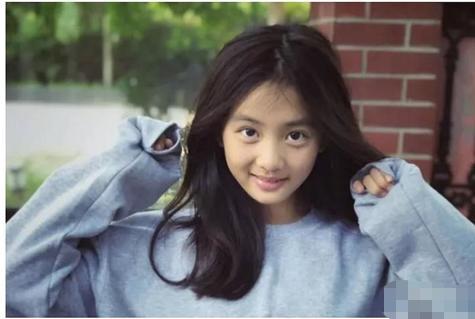 该文详细描述了黄多多在学校平时的表现,称赞本人学习优