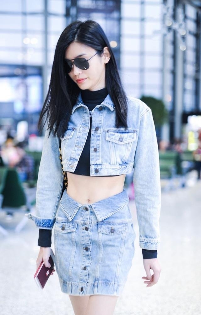阔太奚梦瑶真够拼,穿露脐装配牛仔裙走机场,真不怕肚子着凉?