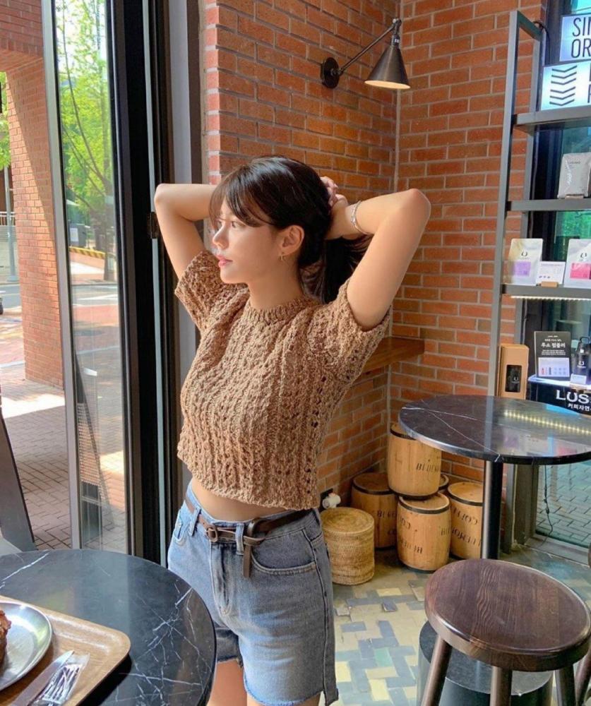 时髦小姐姐偏爱的短款小上衣,既显身材又显气质,真挪不开眼睛