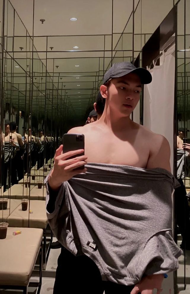 型男|牛奶肌肉壮肌肉男模浴室玩自拍,浴巾禸裤边私照,太可了!