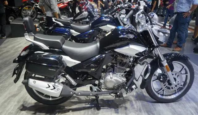 从外形上看,2018款的豪爵铃木tr150e的特点非常鲜明,相比于传统太子车