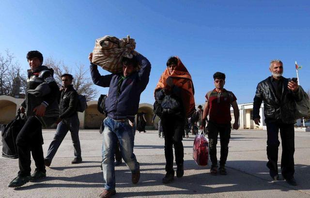 阿富汗政府军与伊朗激烈交火美国公布伊朗逼走难民赶到河里