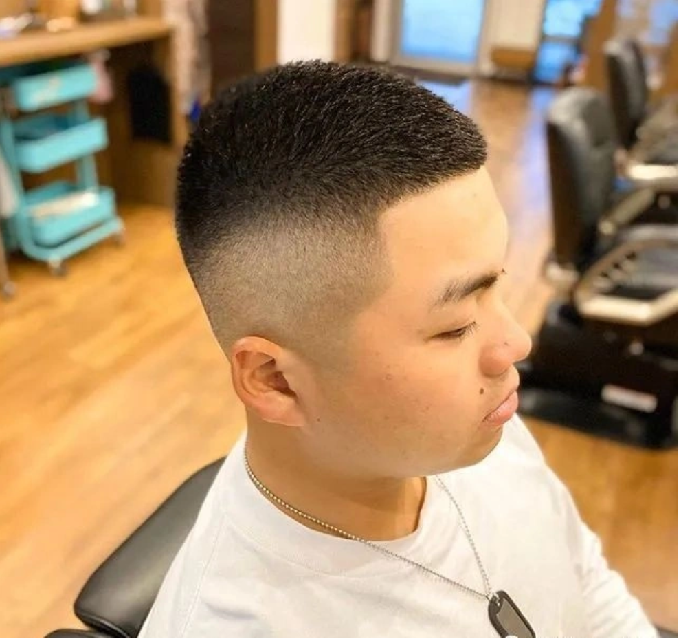 一款清凉的飞机头造型绝对是夏季的耍帅利器,两侧头发铲出渐变青皮的