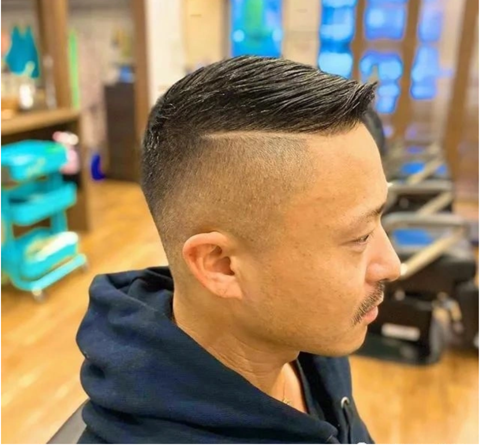 侧分发型加一道杠个性帅气不落伍,适合长脸型男士这款梳理得相对整齐