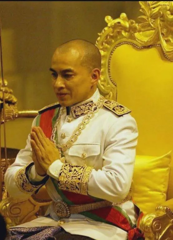 年轻时西哈莫尼国王颜值完爆拉玛十世到晚年还是拉玛十世好看