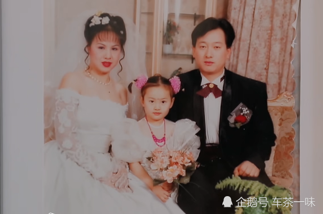 郑爽全家福不愿展示趁她不在偷拍特写才明白为啥不想让看