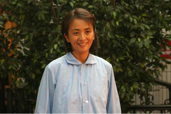 她在电视里面嬉笑怒骂,在观众眼中她仿佛就是 一个认识已久的街坊邻居