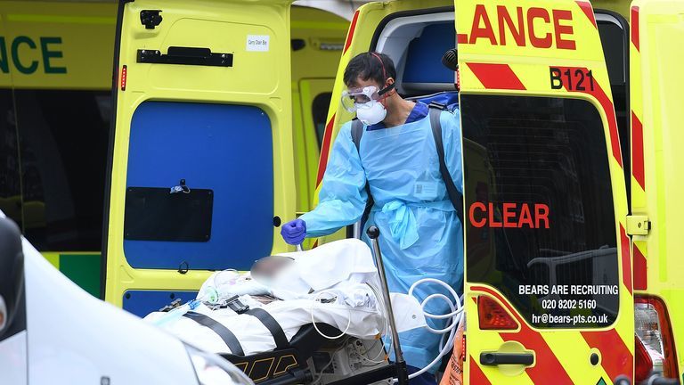 冠状病毒:英国超额死亡人数降至大流行开始以来的最低水平