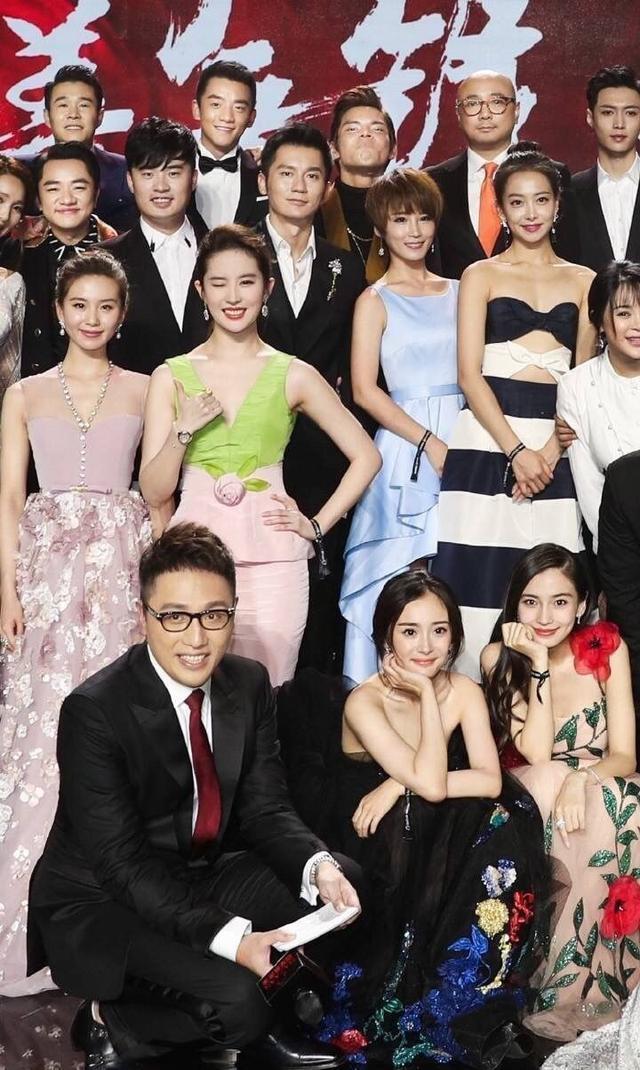 看了刘亦菲跟其他明星的合照终于知道为啥没人愿意跟她合照了