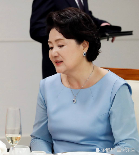 金正淑成为韩国第一夫人后,给人的印象一直都是很亲切和善的.