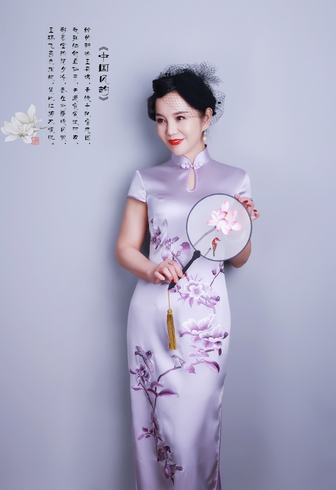 繁花如梦的春夏,浅色系旗袍穿搭出清浅似梦之美