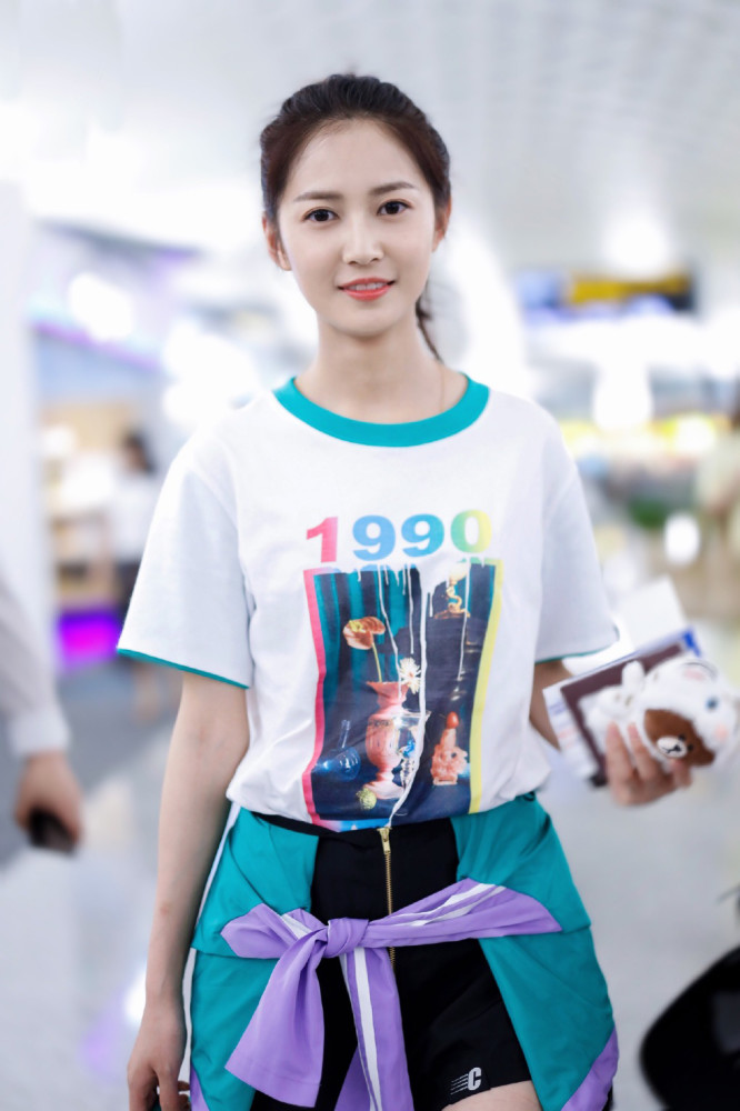 不愧是唐嫣独宠的人陈钰琪绑双马尾俏皮清纯双腿更是抢镜