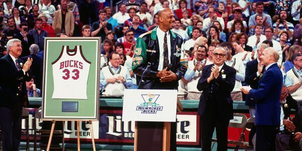 贾巴尔的履历,真的是荣誉满身,詹姆斯的荣誉虽然也很多,但是和贾巴尔