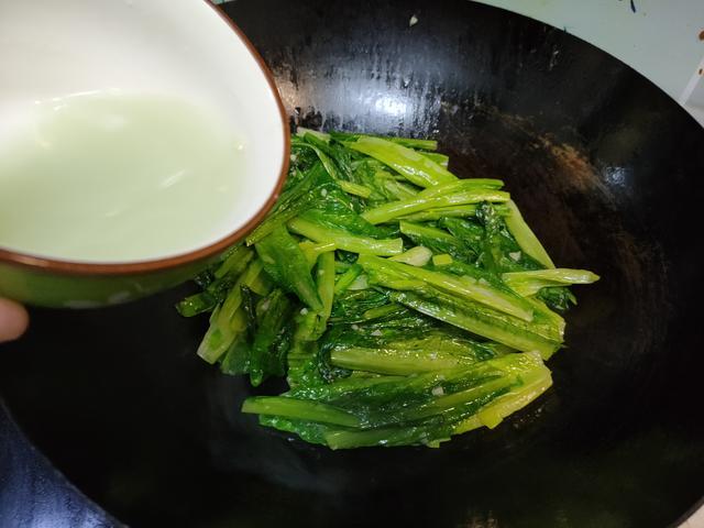 蒜蓉油麥菜,先放蒜還是後放蒜?學會酒店的做法,蒜香濃郁口感脆