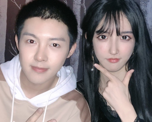 艾比反差可真大,跟男生拍照笑成一朵花,和女生就面无表情