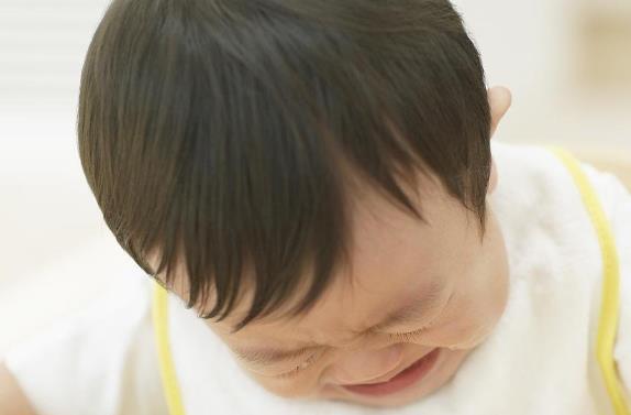 宝宝开始瘪嘴,小脸红红的,有时候小腿还蹬来蹬去的,哭的时候哼哼唧唧