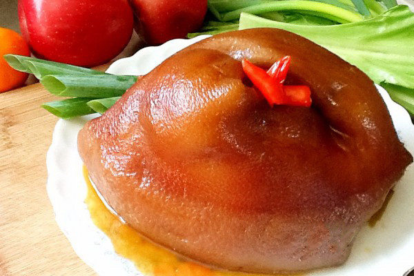 南方称蹄髈北方叫肘子无论哪里都是爱肉人士的菜卤蹄髈酱肘子