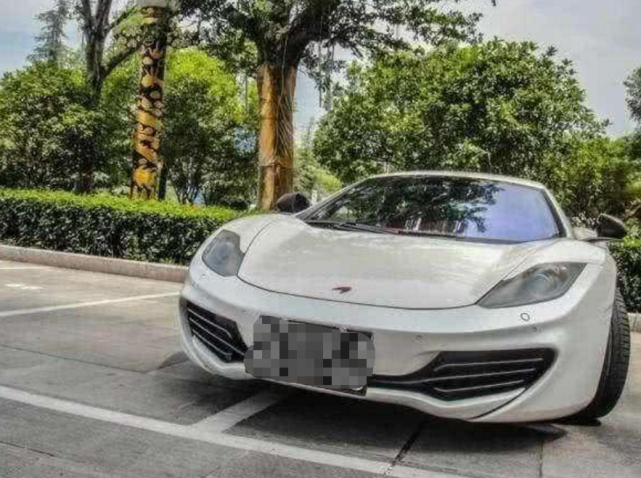 400万迈凯伦占俩车位保安看到不敢阻拦看这车牌就惹不起呀