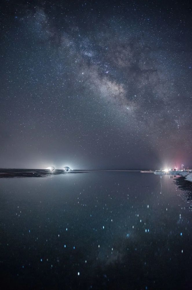 夜晚的茶卡盐湖倒映出一整面星空,抬头,低头,都是星河璀璨