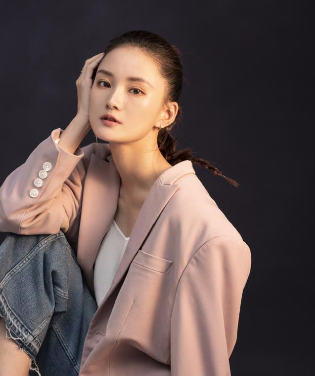 她18岁出道黄圣依曾给她做配昔日爆红的她如今成网红博主