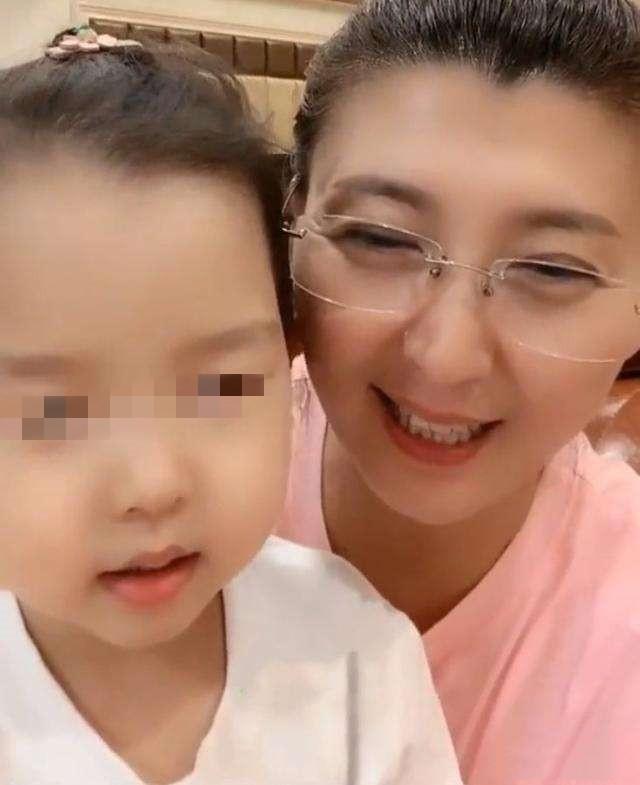 闫学晶45岁高龄生二胎,虽然满脸幸福,身体状态却令人担忧