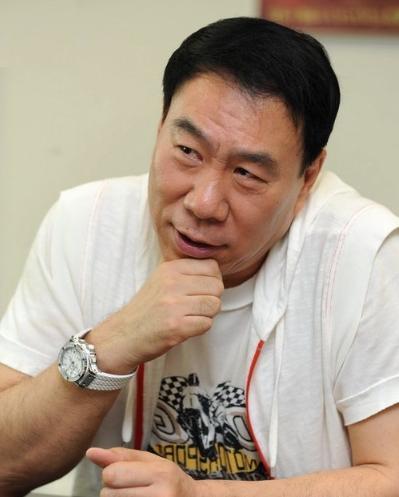 巩俐与他绝交,道德绑架张艺谋17年,张伟平终被告上法庭自讨苦吃