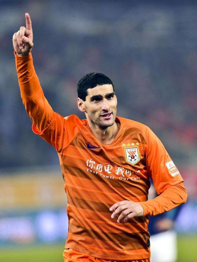 上季联手41球8助的佩莱和格德斯没归队咋办?球迷:费莱尼可解燃眉之急