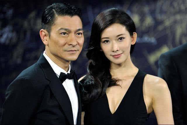 她等了刘德华22年,46岁才敢生子,如今54岁被宠成公主
