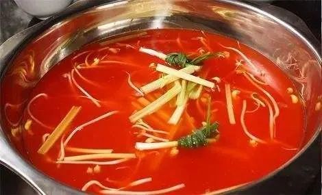 贵州荔波县有一种独特的火锅,锅底又酸又臭,游客很少有敢品尝的,但