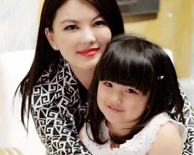王诗龄开学 打球跳绳瘦出锥子脸 气质大提升 小美人胚子妥妥地 腾讯网