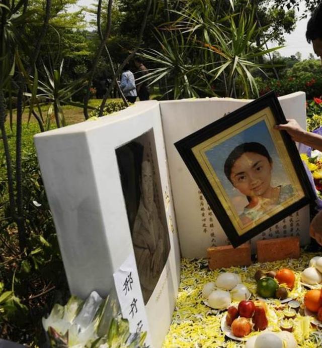 邢丹葬礼那天,深圳街头上千人自发为她送行,悲伤至极. 她和