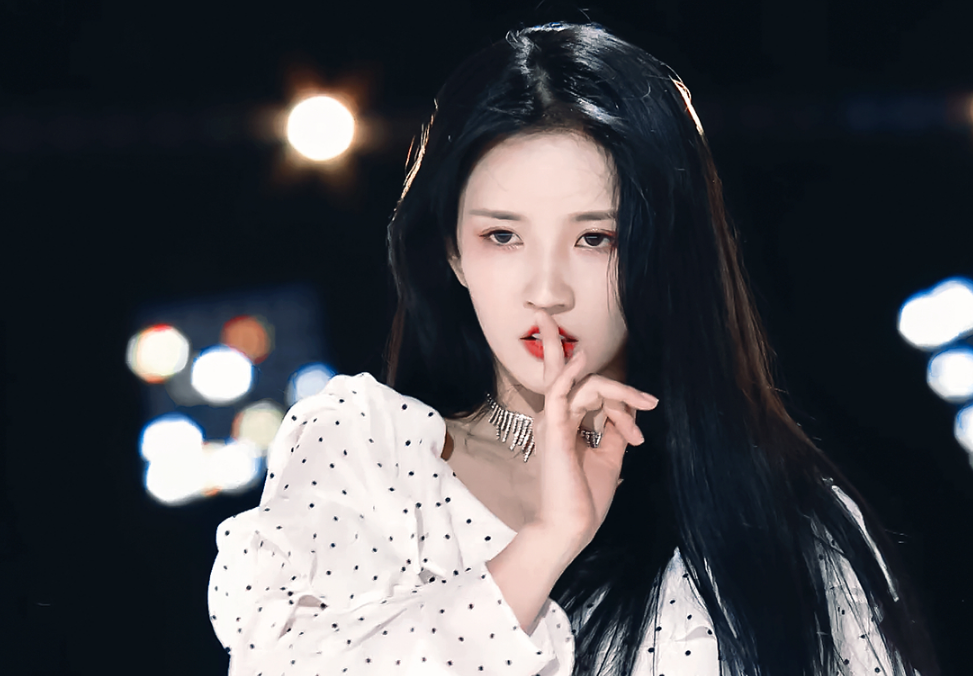 选手集体跳舞,意外表情管理失控,唯独刘些宁是"证件照"效果