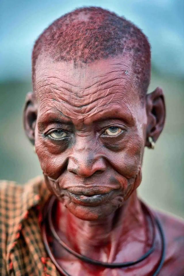 摄影师拍下非洲土著部落奇特景象用牛尿洗脸染发牛粪擦身