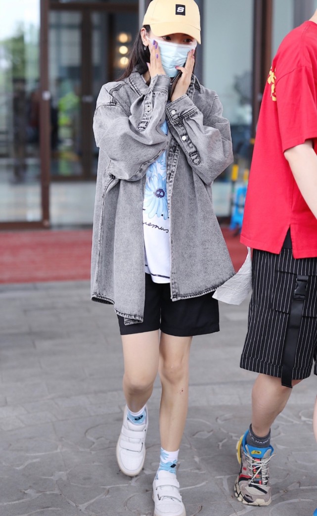 像杨超越这样,一身都是黑白搭配,就连帆布鞋都是一只黑一只白,休闲