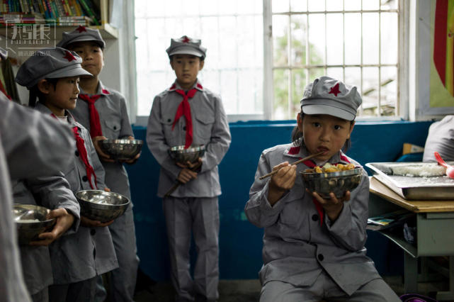 红军小学的孩子们每天穿红军装上课