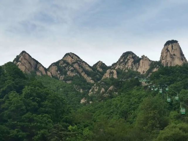 天河大峽谷景區陽光和煦,清風醉人,草木繁盛,山花正開,所有的風景皆可