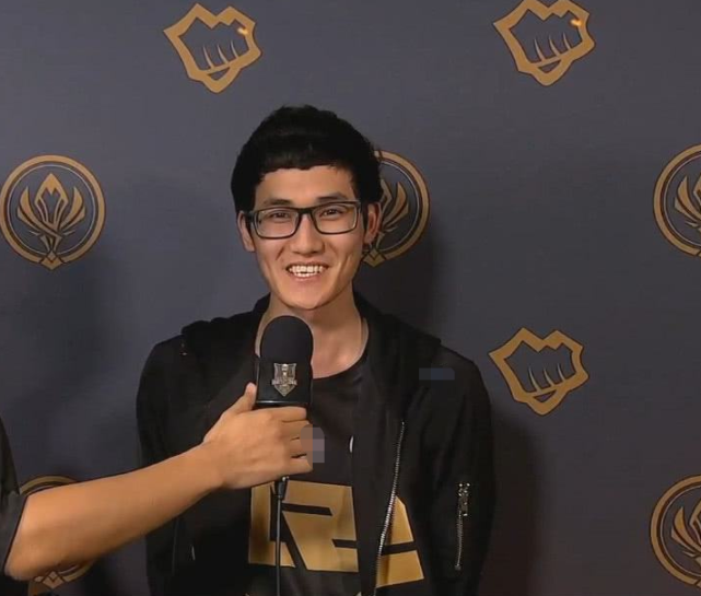 tes卡萨直播谈rng,直言这位传奇ad"有问题"?网友:真敢说!