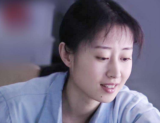 刘敏涛年轻时长得十分乖巧,皮肤白皙清纯无比,如今越来越有韵味