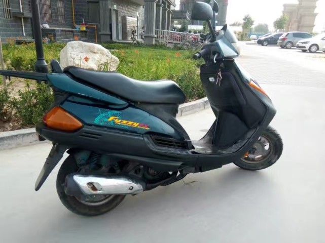 雅马哈凌鹰125 九十年代最好踏板车之一