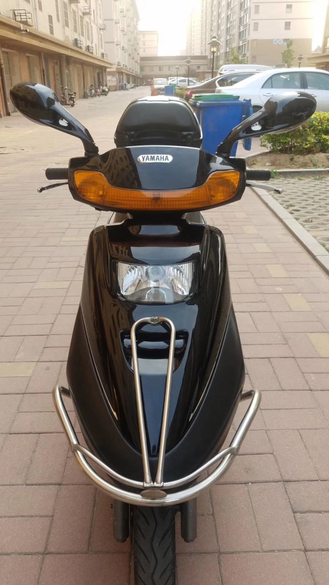 雅马哈凌鹰125 九十年代最好踏板车之一