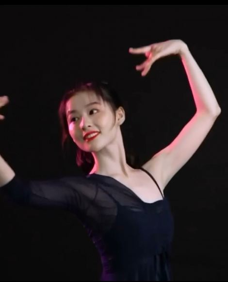 初中生脸上画"姜贞羽",本以为又在作妖,看到结果:以后学跳舞吧!